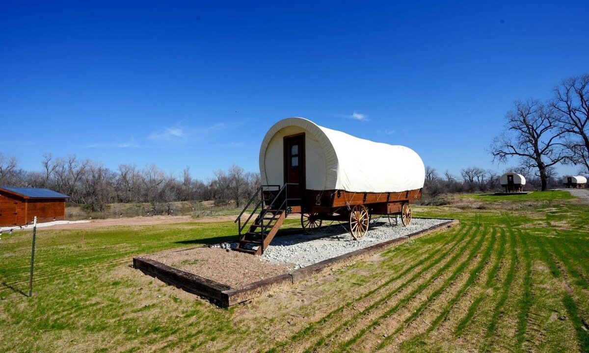 Satin House | Gorgeous Caravan with Barbecue and Stunning Countryside Sights in Chilton, Texas