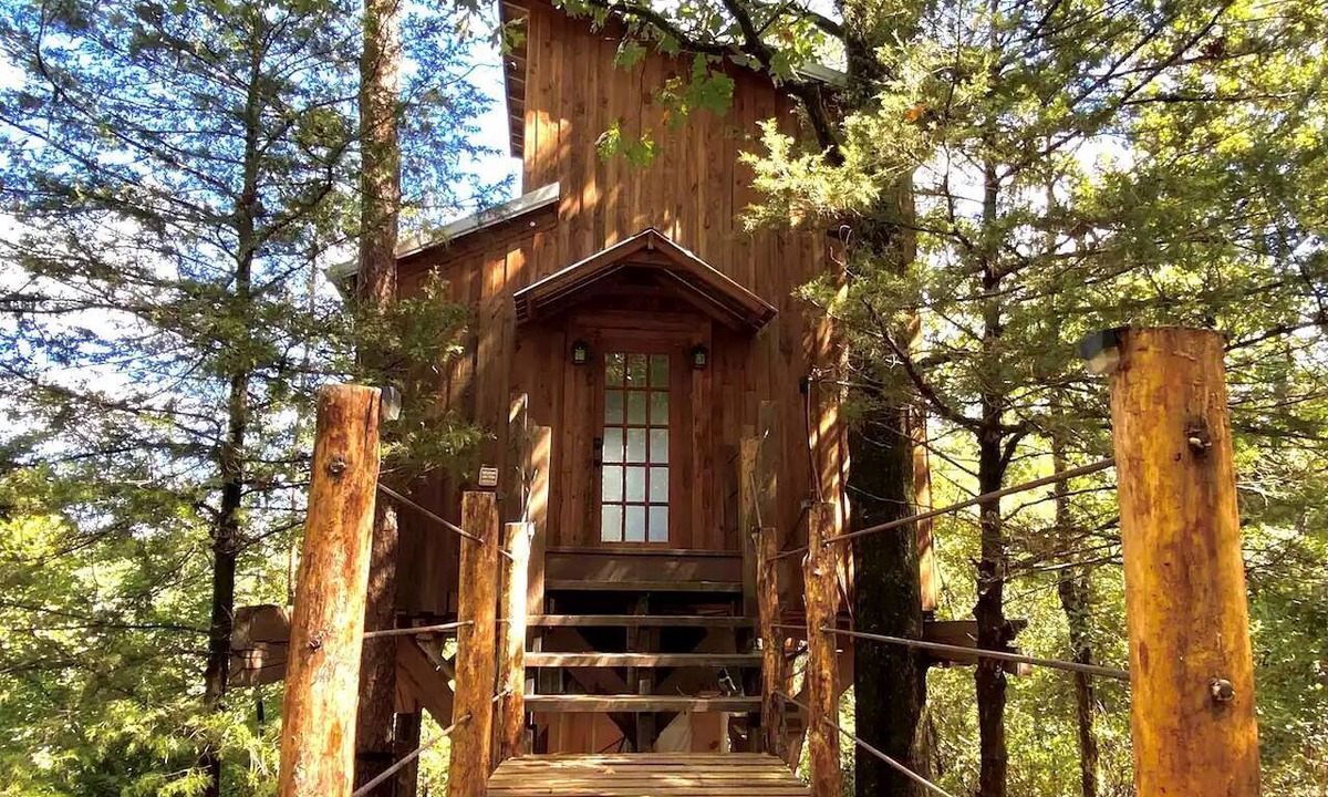 Boles Cabin | Gorgeous Chic Treehouse with Lofted Interior and Panoramic Views in Arkansas