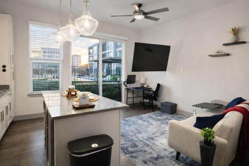 Las Colinas Apartment | Gorgeous Luxury Lake View Suite | Gym & Pool