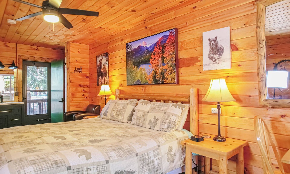 Estes Park Hotel | Gorgeous Riverfront Suite with Views R4
