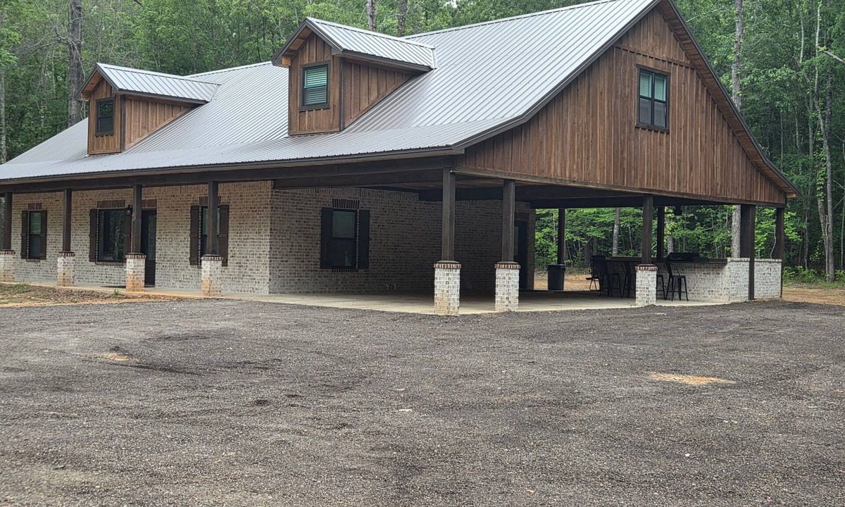 Redlick House | Gorgeous rustic modern home tucked away in Texarkana - 4 bedrooms available