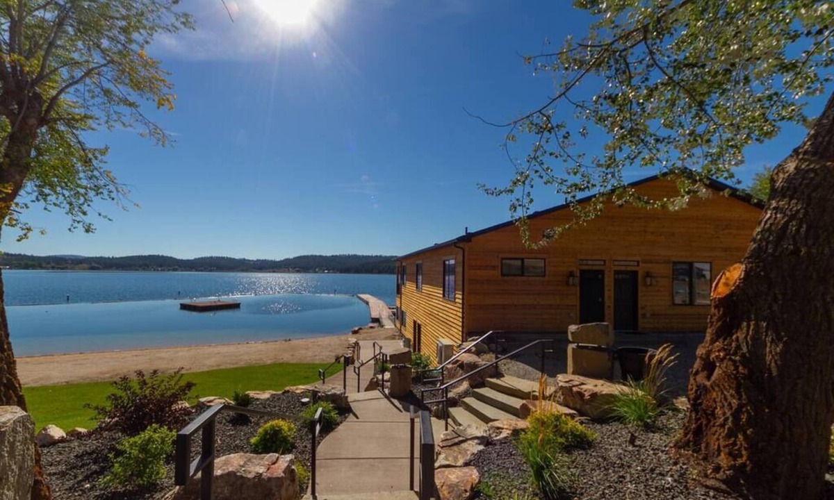 Valley House | Gorgeous Triplex Unit With Spectacular Lake Views!