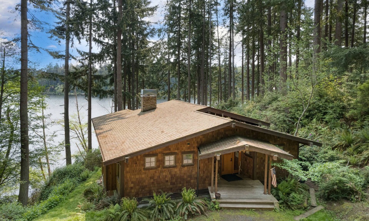 Langley Cabin | Goss Lake Chalet by AvantStay | Lakefront w/Dock, Fire Pit, Outdoor Dining Area