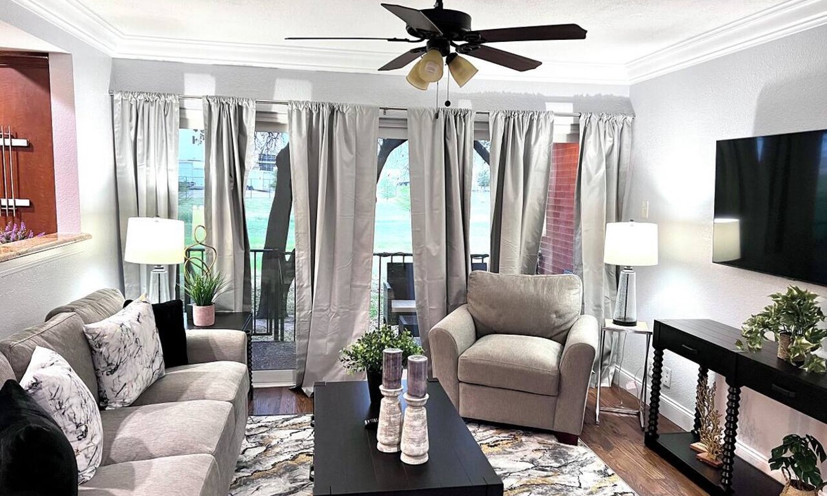 Grand Prairie Apartment | GP22B –World Cup Stay - 10min to AT&T - Sleeps 4 - Free Parking