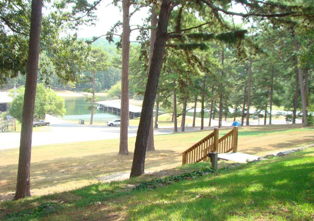 Mount Ida Hotel | GR11 - Mountain Harbor King Guest Room on Lake Ouachita