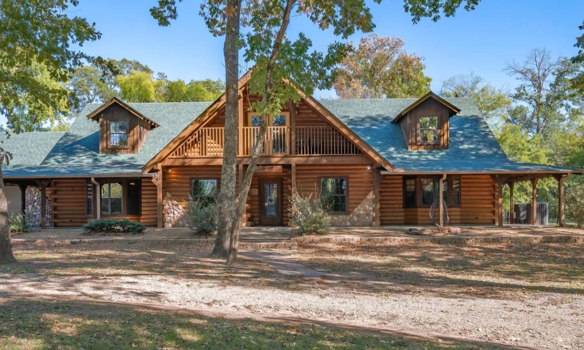 Canton Cabin | Grama's Cabin - Comfy Cabin for Two + 1-2 - King Bed~Pull-out Sofa/Pool~Hot Tub