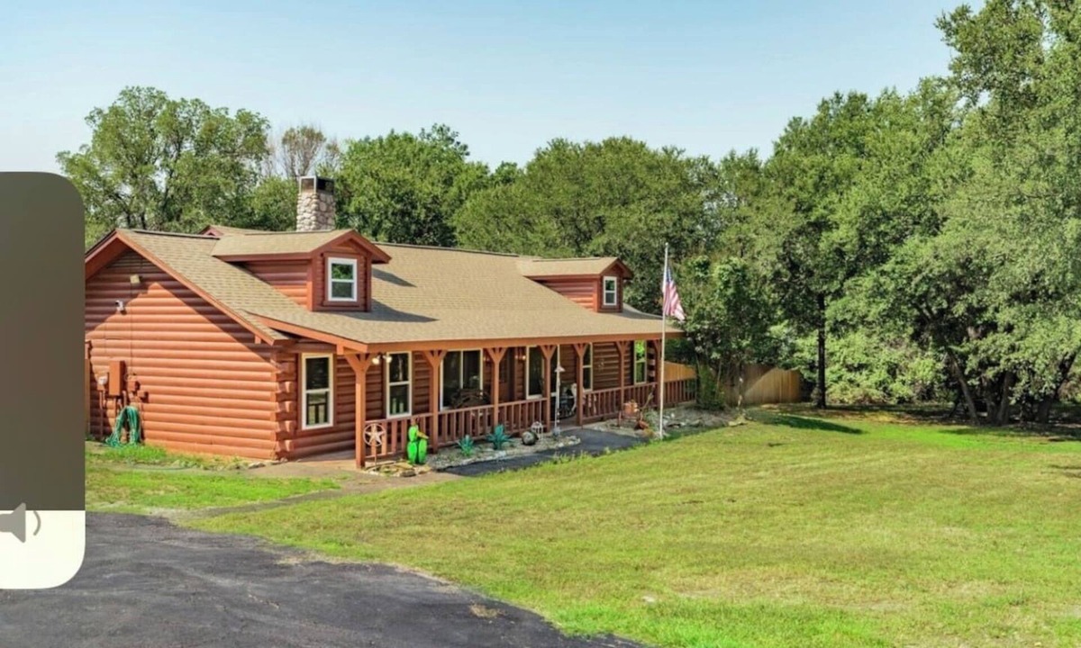 Granbury House | Granbury Pickleball Retreat- Sleeps 22