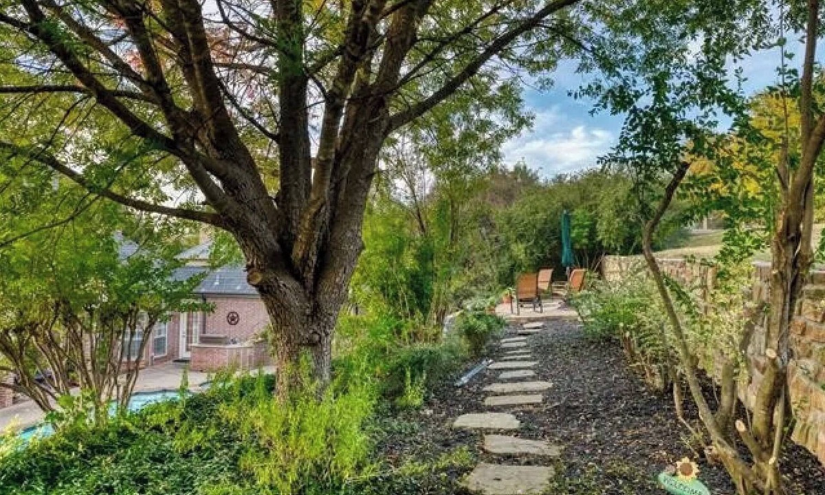 West Arlington House | Grand 5BR Mansion with Resort Pool & Hot Tub, Chef’s Kitchen & Gated Privacy
