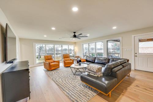 Lake Hamilton House | Grand Lakefront Home in Hot Springs w/Boat Dock!