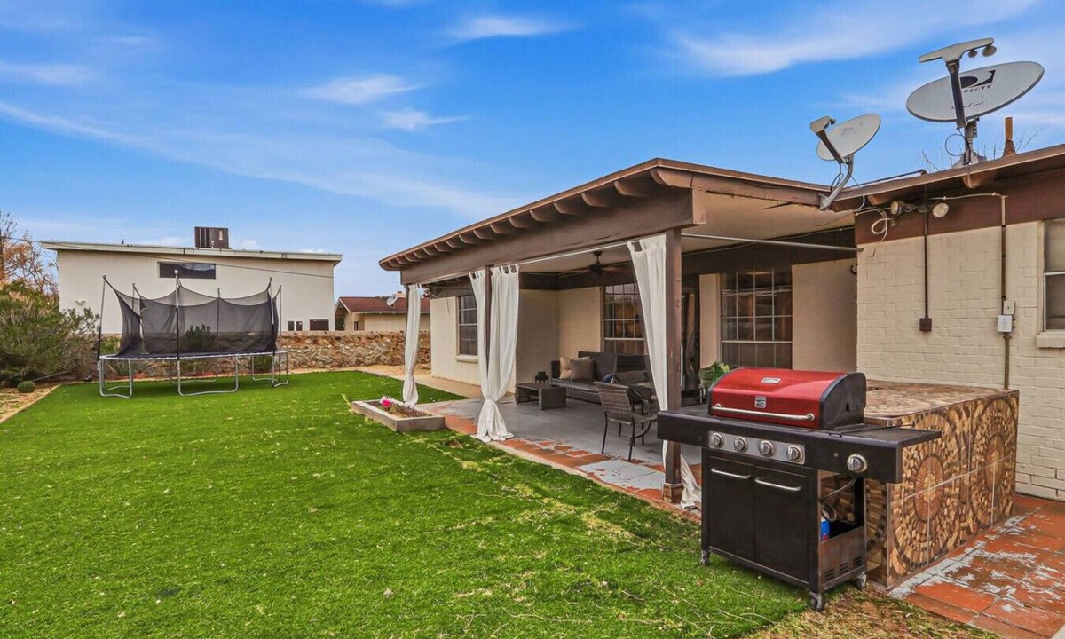 El Paso House | Granero Family Retreat with Yard and Trampoline