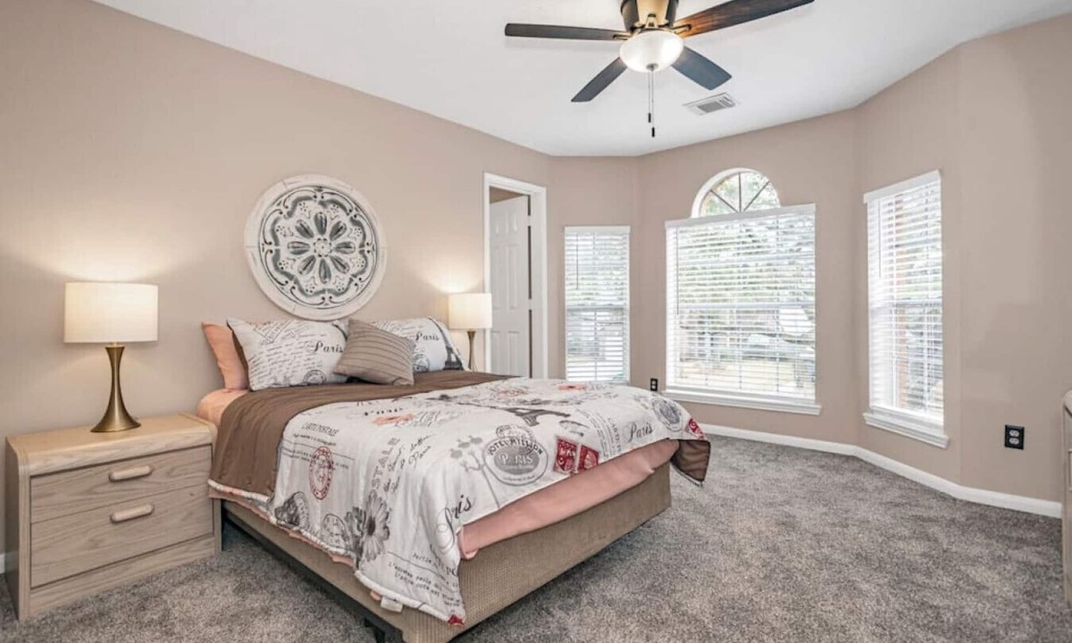 Klein House | Granite Gorge · Spacious 4-bed 2.5 bath home with large backyard