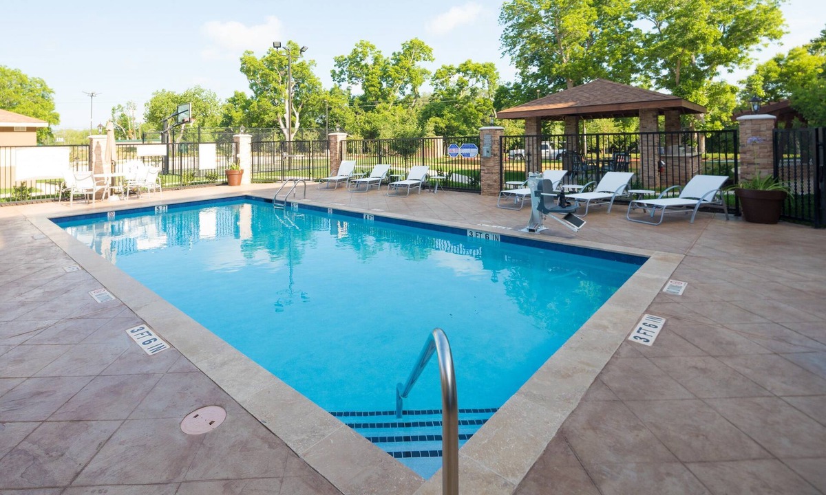 Lake Jackson Condo | Great Location! Outdoor Pool. Free Breakfast. Gym.