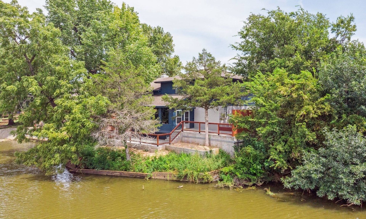 Warr Acres House | Great place for family reunions — 5BR sleeping 14 with a hot tub. #Lake