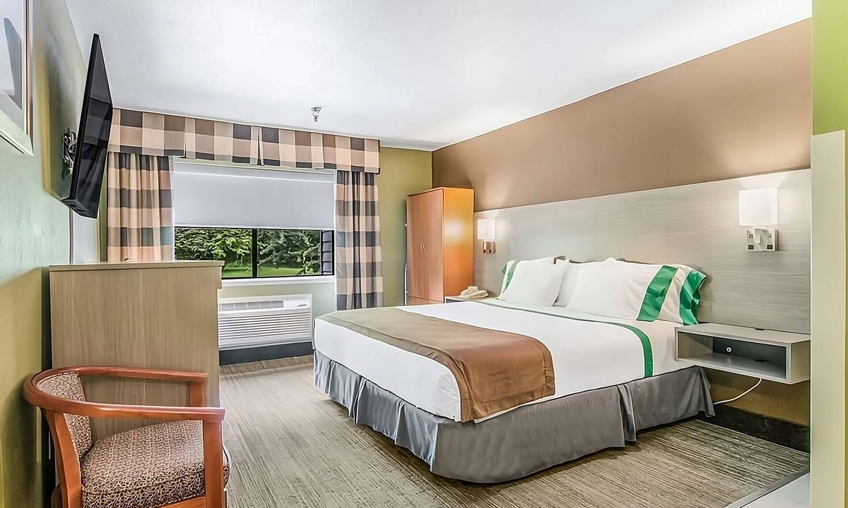 Poulsbo Hotel | Great Relaxing Overnight Stay at GuestHouse Poulsbo! Pets Allowed, Free Parking
