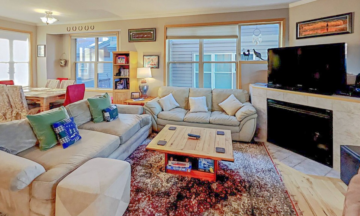 Wildernest House | Great townhome w/private hot tub with 2 living areas.