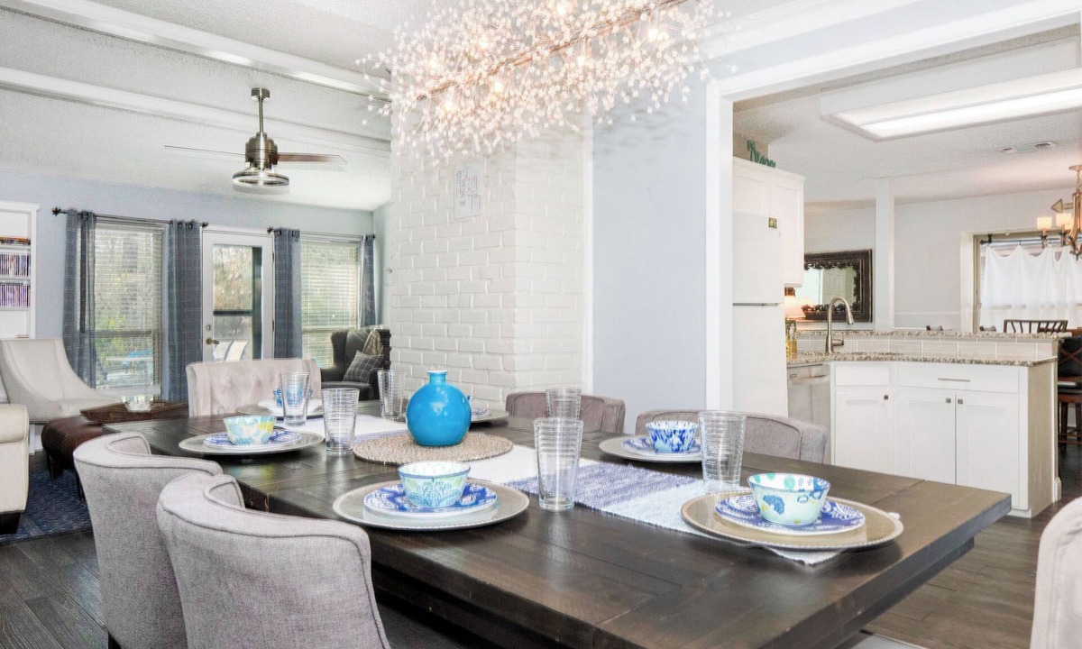 Bedford House | Green Belt cul-de-sac with hiking trail in the heart of the city. 5 Miles -DFW