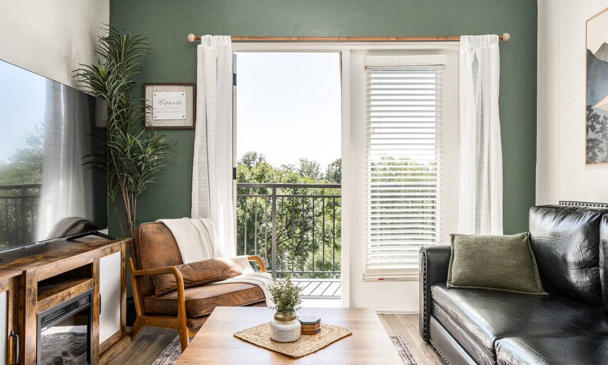 Boise Apartment | Greenbelt Balcony 2BR | Hot Tub, Steps to Downtown