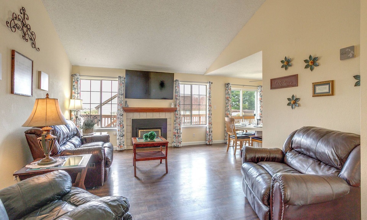 Thornton Cottage | Grill, Fireplace & Fenced-in Yard: Thornton Home!