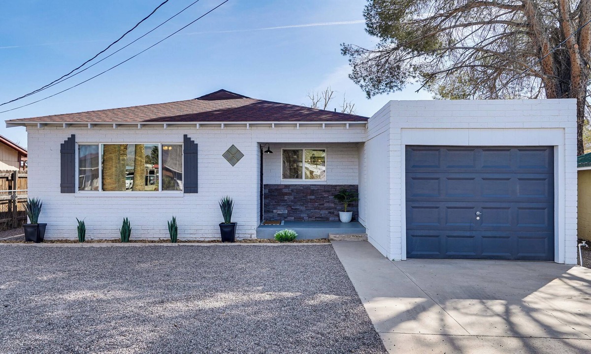 Safford House | Group-Friendly Oasis Near Roper Lake State Park!