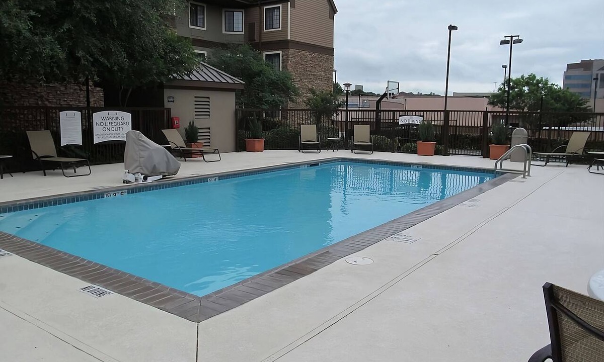 Vance Jackson Hotel | Group Getaway | 2BR Suites | Free Breakfast | Pet-friendly | Pool
