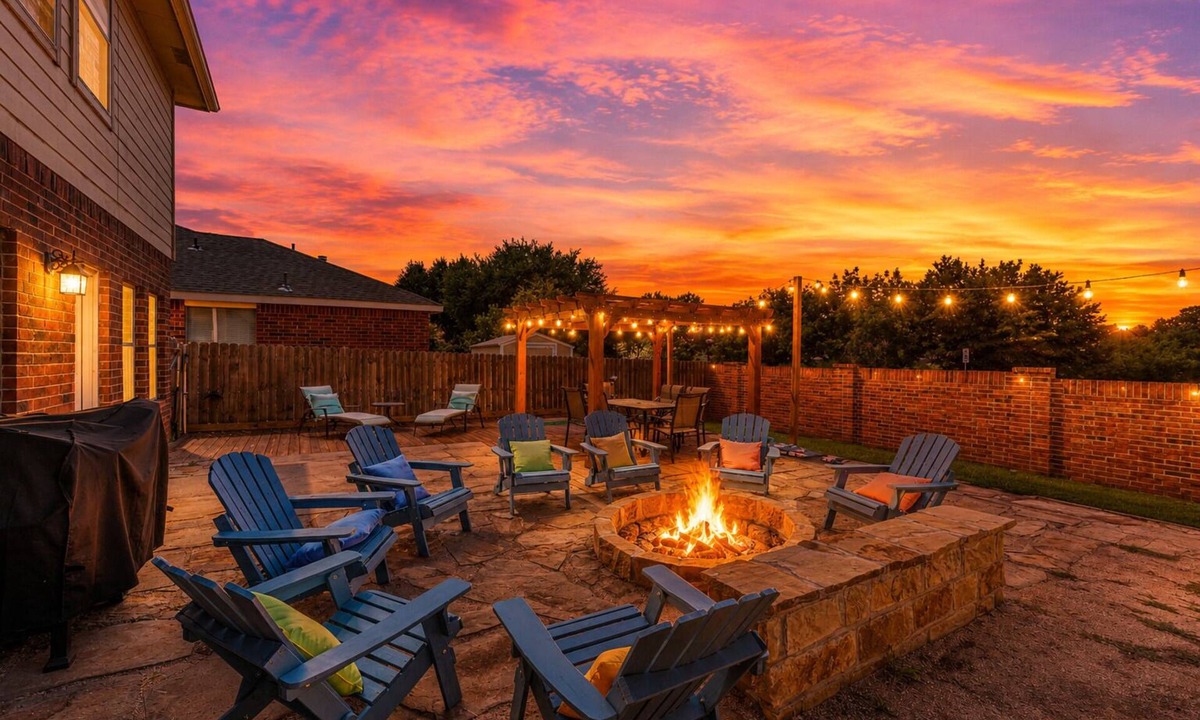 South Arlington House | Group Stay I 10minAT&T stadium+ Movie Room+ Game Room + Pet Friendly I Sleeps 12