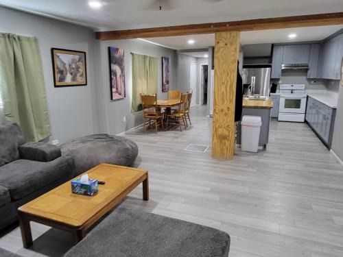 Baker City House | Grove Street Couplet Side #1