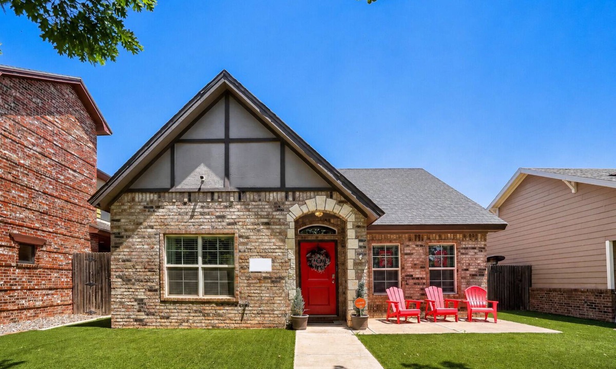 North Overton House | Guns Up Getaway N. Overton. Spacious 3-3 with optional studio. Walk to campus.