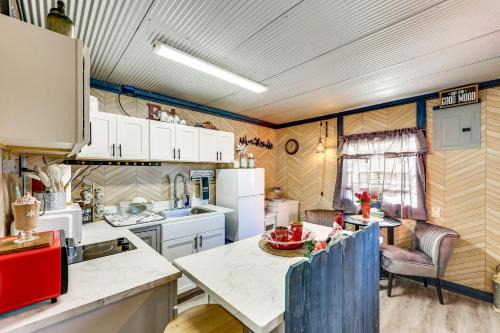 Summerfield House | Gym Access On-Site: Cabin w/Deck in Red Oak!