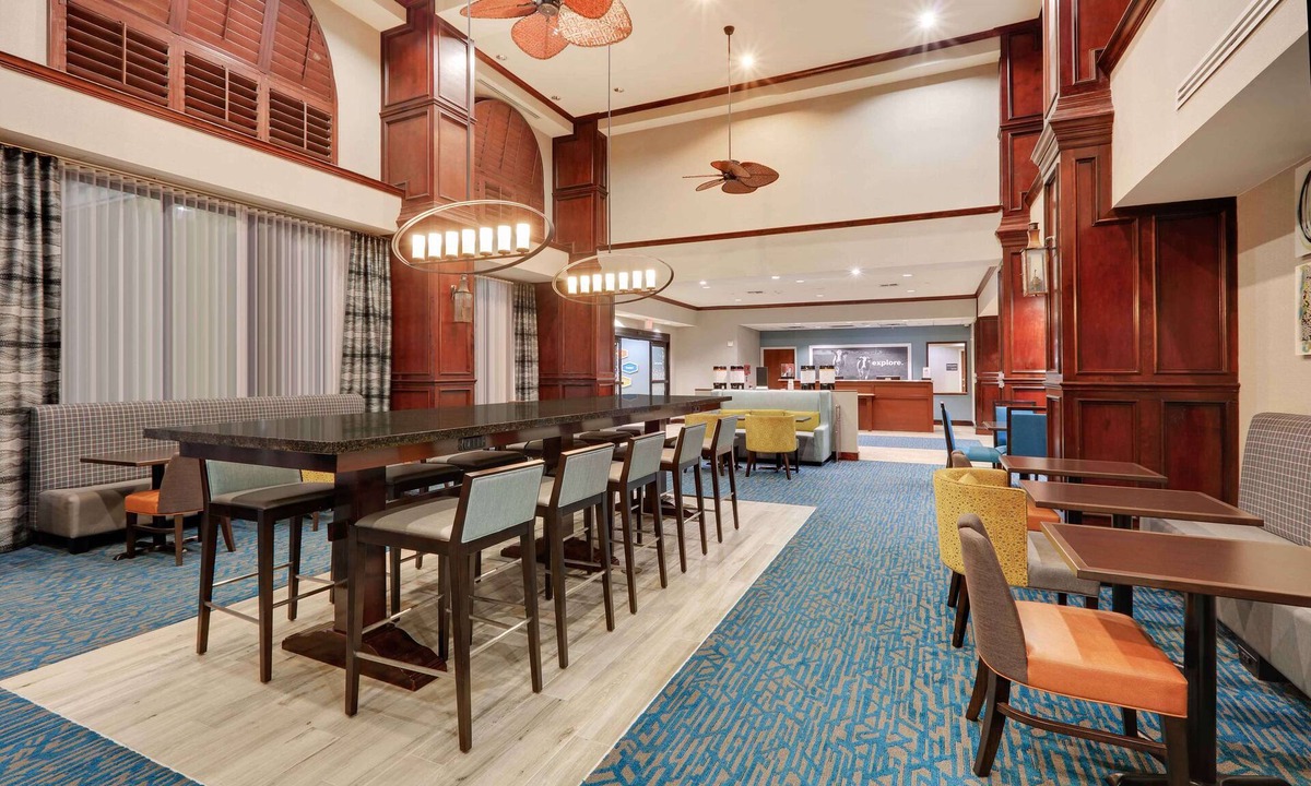 Southeast Arlington Hotel | Hampton Inn & Suites Dallas-Arlington-South