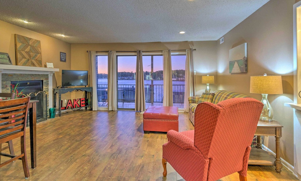 Lake Hamilton Condo | 'Hands Down' Condo 4 Miles to Oaklawn Horse Racing