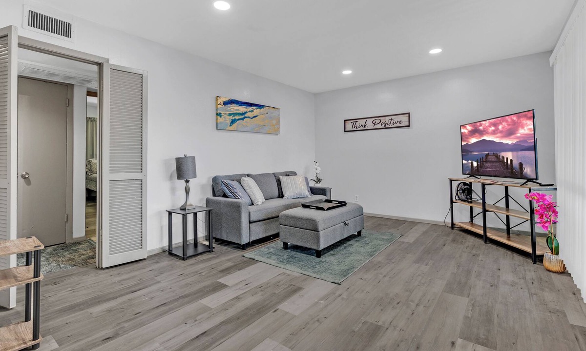 Junius Heights Apartment | Happy 2 bedroom 1 bathroom apartment