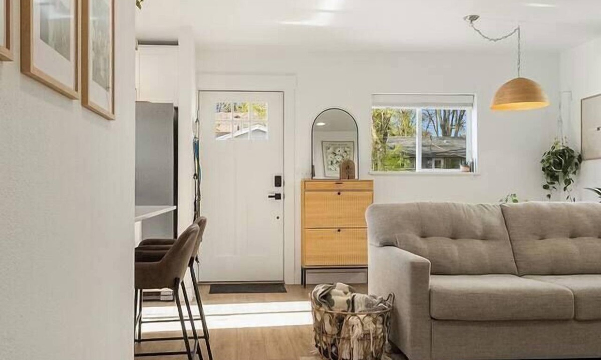 Ellensburg House | Happy's Hollow, Sleep's 17, Downtown w/Hot Tub!