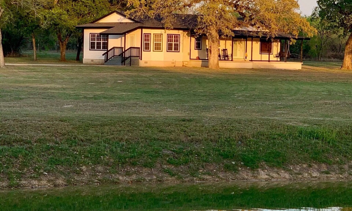 Sutherland Springs House | Hartfield House Farmhouse Retreat on 12 acres