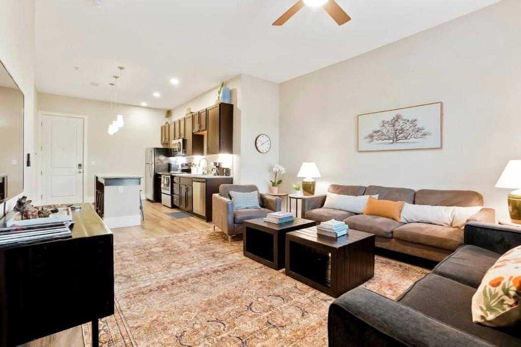 Golden Apartment | Heart of Gold-en - Walk Everywhere -Close to Red Rocks