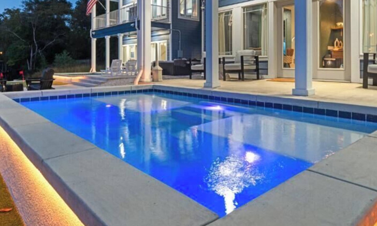 Mid America House | Heated Pool! Mini Golf! Hot Tub! Lakefront!