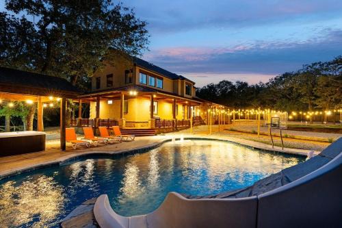 Fort Worth House | Heated Pool, Sports Sim, Pickleball, Mini Golf - Sleeps 22