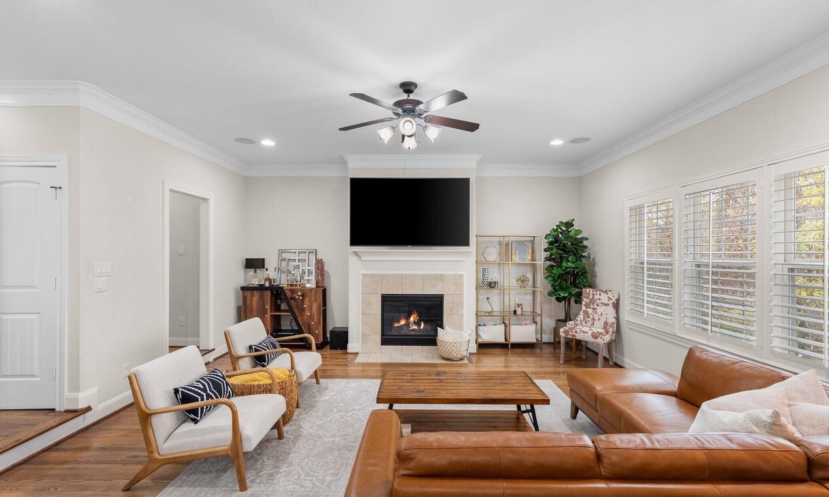 Shady Acres House | Heights 3BR with Putting Green, Parking & Walkable Spots. Pet-Friendly. Balcony