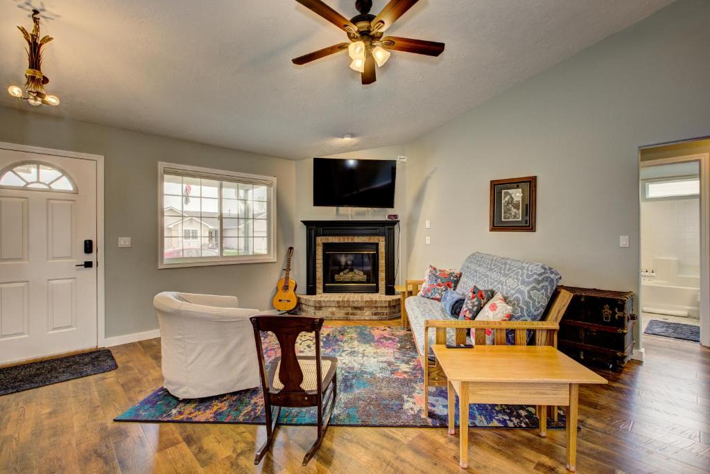 Star House | Hello Dolly! 3 beds, 2 bath, 2 TV's, Fireplace, Quiet Neighborhood in Star, ID minutes from walking trails and river views