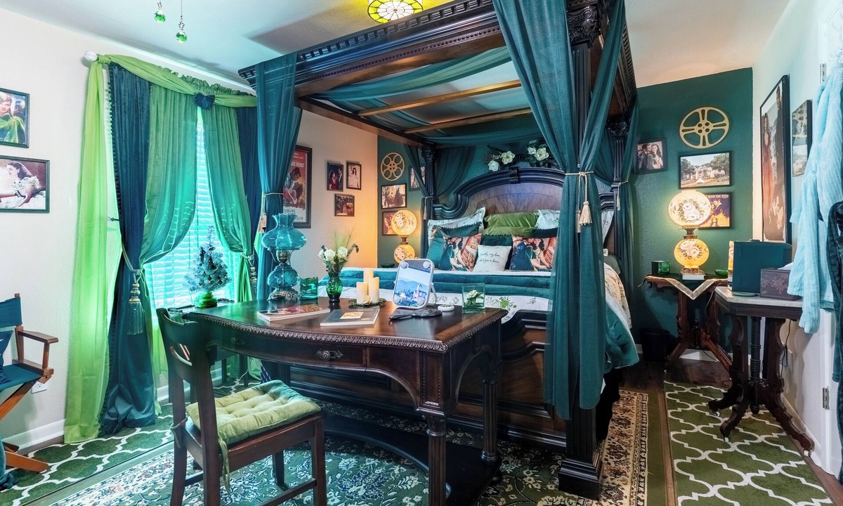 Waxahachie House | Here ye, Here ye! Royal Retreat 5 Minutes to Scarborough Renaissance Festival!