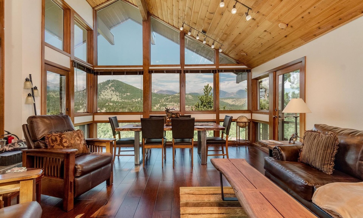 Windcliff Estates House | Herondale Luxury Vacation At Windcliff 3 Bedroom Home by RedAwning