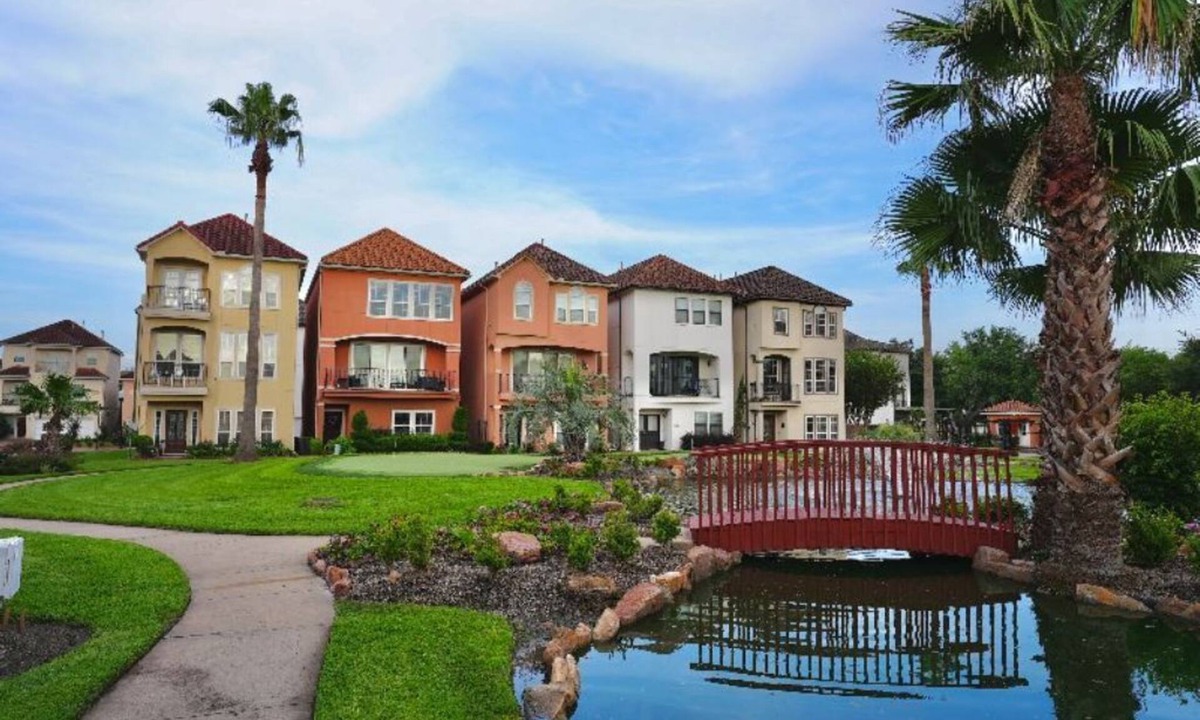 Sharpstown House | Hidden 4BR Mediterranean Home - 7 mins from the Galleria