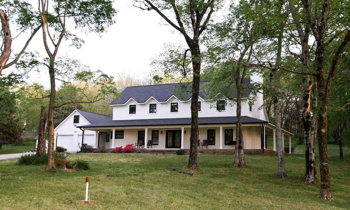 Cecil House | Hidden gem nestled along the Arkansas River, wraparound porch and plenty of room