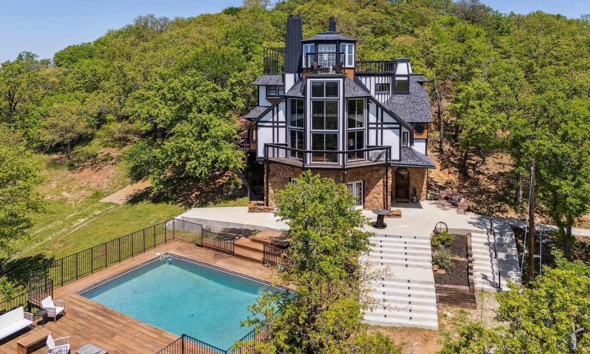 Joshua House | Highest House in All of Fort Worth - Luxury Family Getaway with Stunning Views