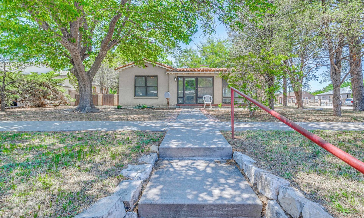 Roswell House | Highly Walkable Area! Charming Roswell Bungalow
