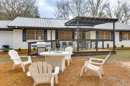 Kennard House | Hike, Fish & Swim: Nat'l Forest Home in Crockett