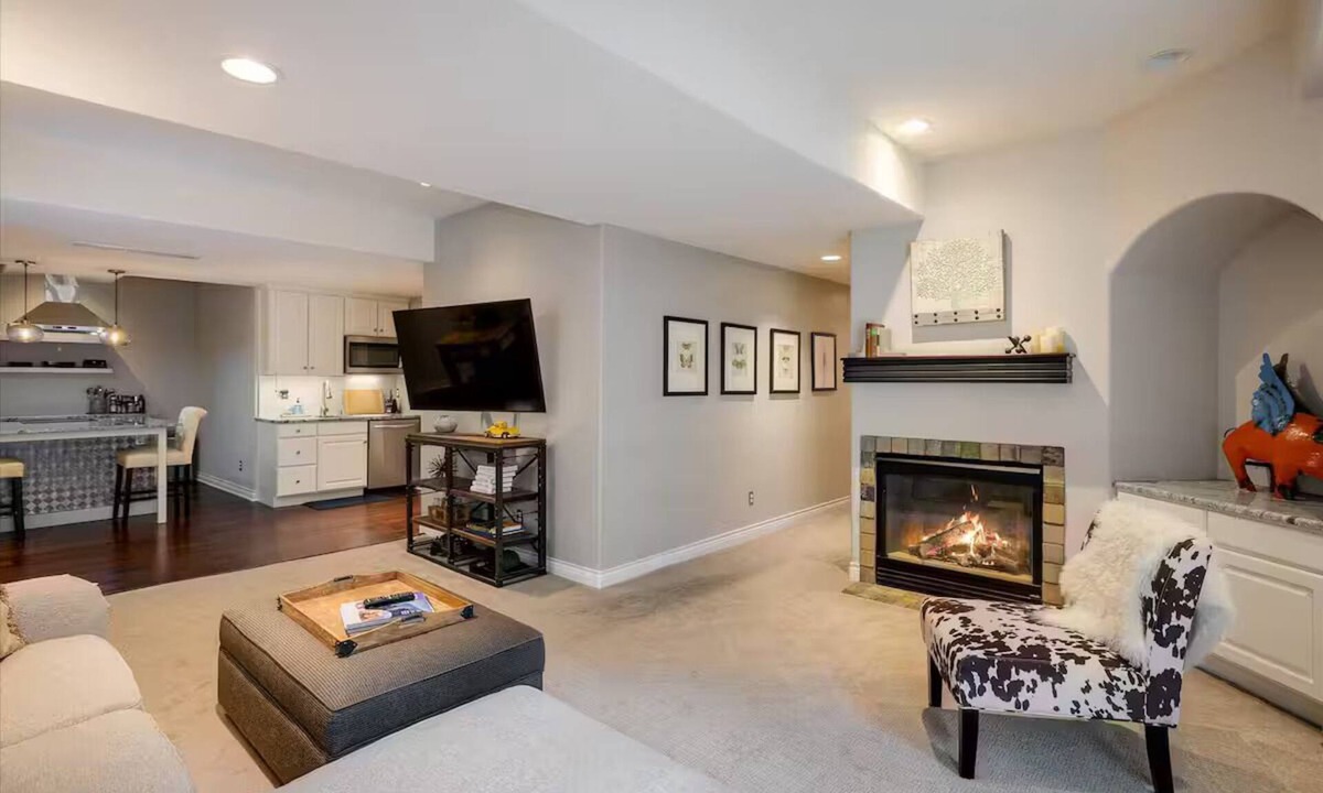 Longmont House | Hip, Upscale Apartment Hot Tub Private Entrance