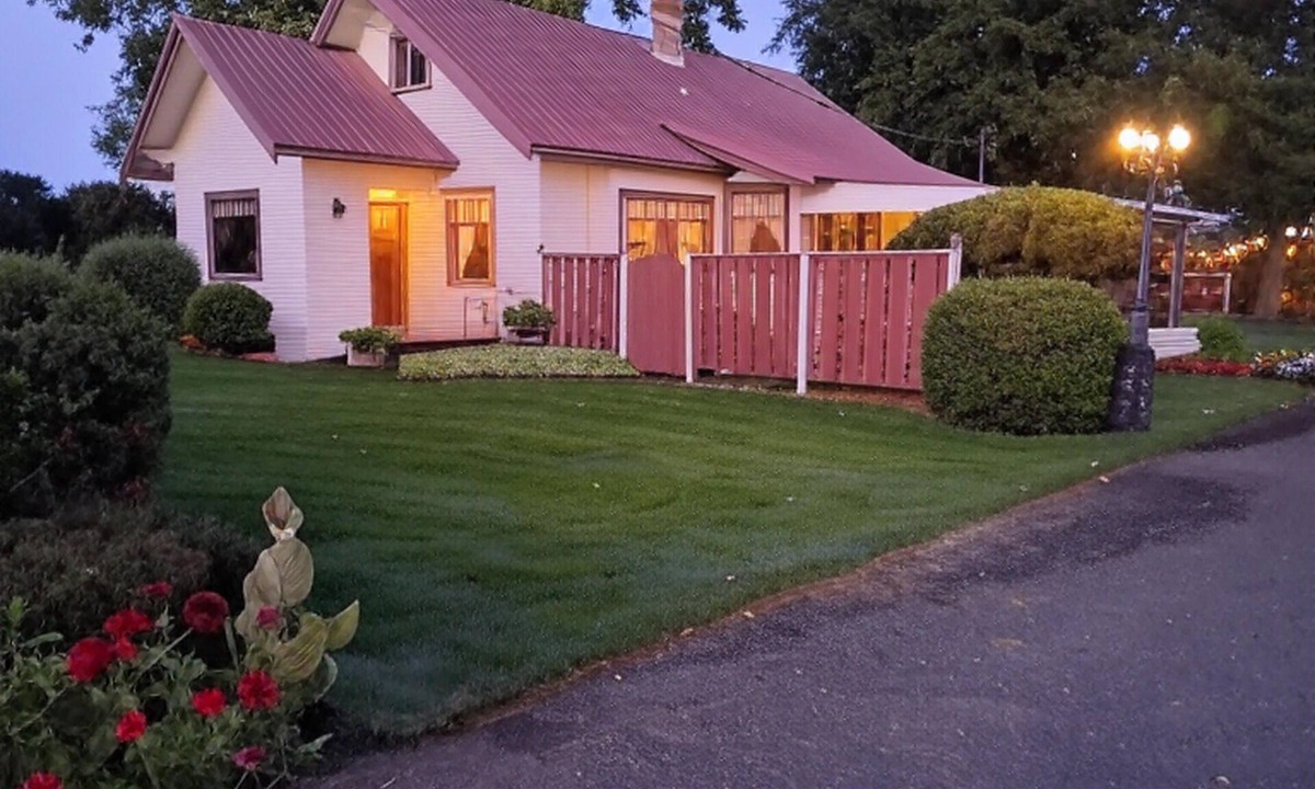 Milton-Freewater House | Historic 1915 Wine Country Home: 3 Queens, 2 Twins, WiFi & AC, 23 Acres