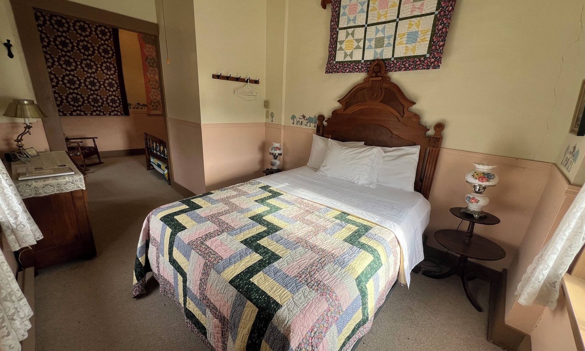 Bentonsport Bed & Breakfast | Historic Bentonsport Stay - Cozy Queen Guest Room Walking Distance to Shops