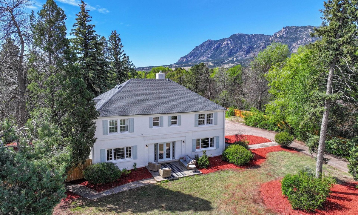 Broadmoor House | Historic Broadmoor Estate 5000 Sqft, Private Acer, Near Broadmoor Resort