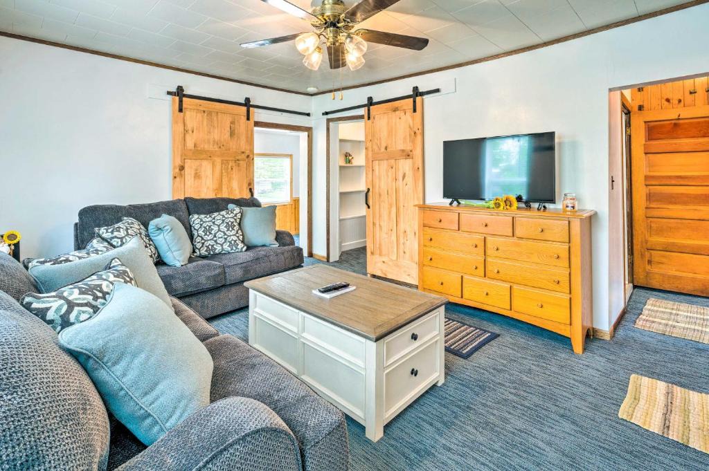 Arnolds Park House | Historic Cabin Retreat: Steps to Okoboji Lake